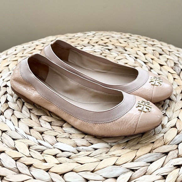 Tory Burch beige patent leather flats with gold monogram logo detail - Picture 2 of 10